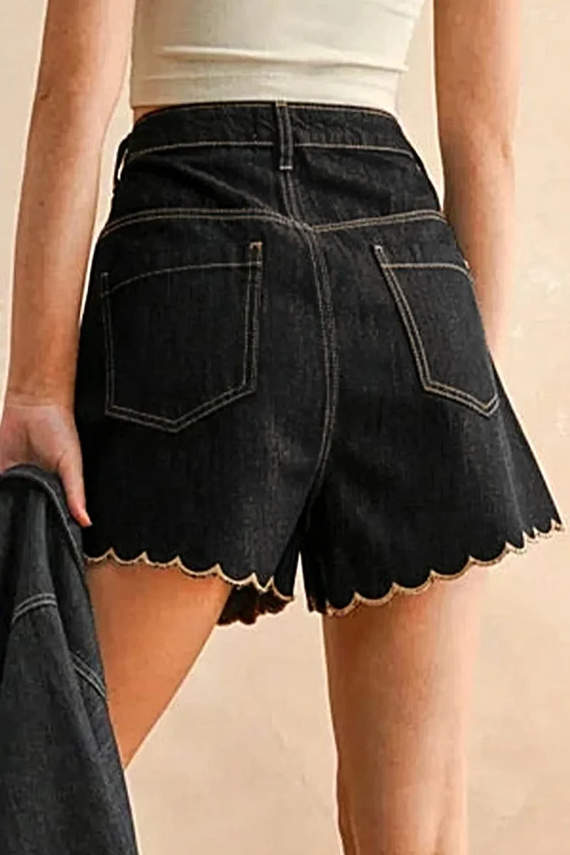 Hoogwaardige shorts met geschulpte zoom voor dames - Katoenmix, knoopsluiting, ideaal voor de zomer.