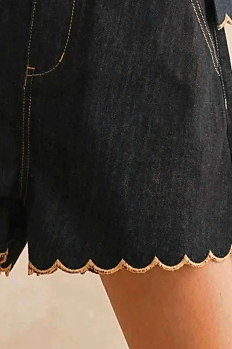 Hoogwaardige shorts met geschulpte zoom voor dames - Katoenmix, knoopsluiting, ideaal voor de zomer.