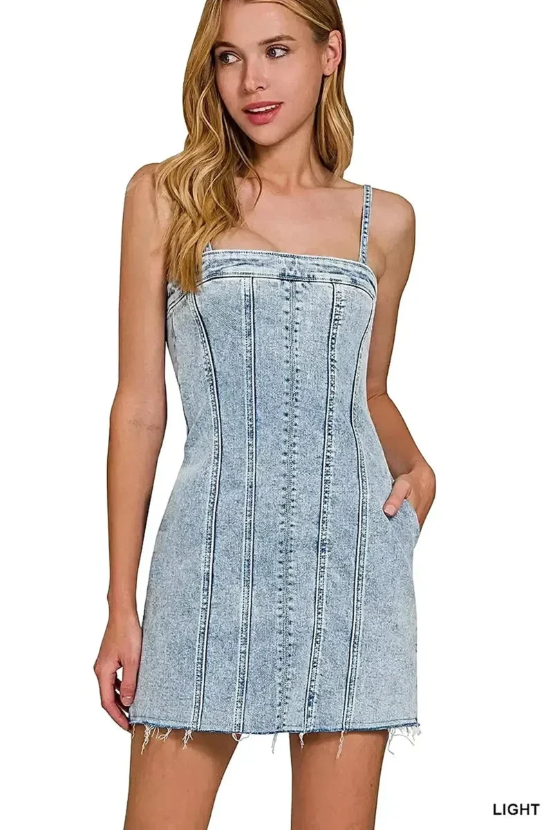 Trendy zomerjurk van Trendsi met lichte wassing, spaghettibandjes en zichtbare naden, en een modieuze onafgewerkte zoom.
