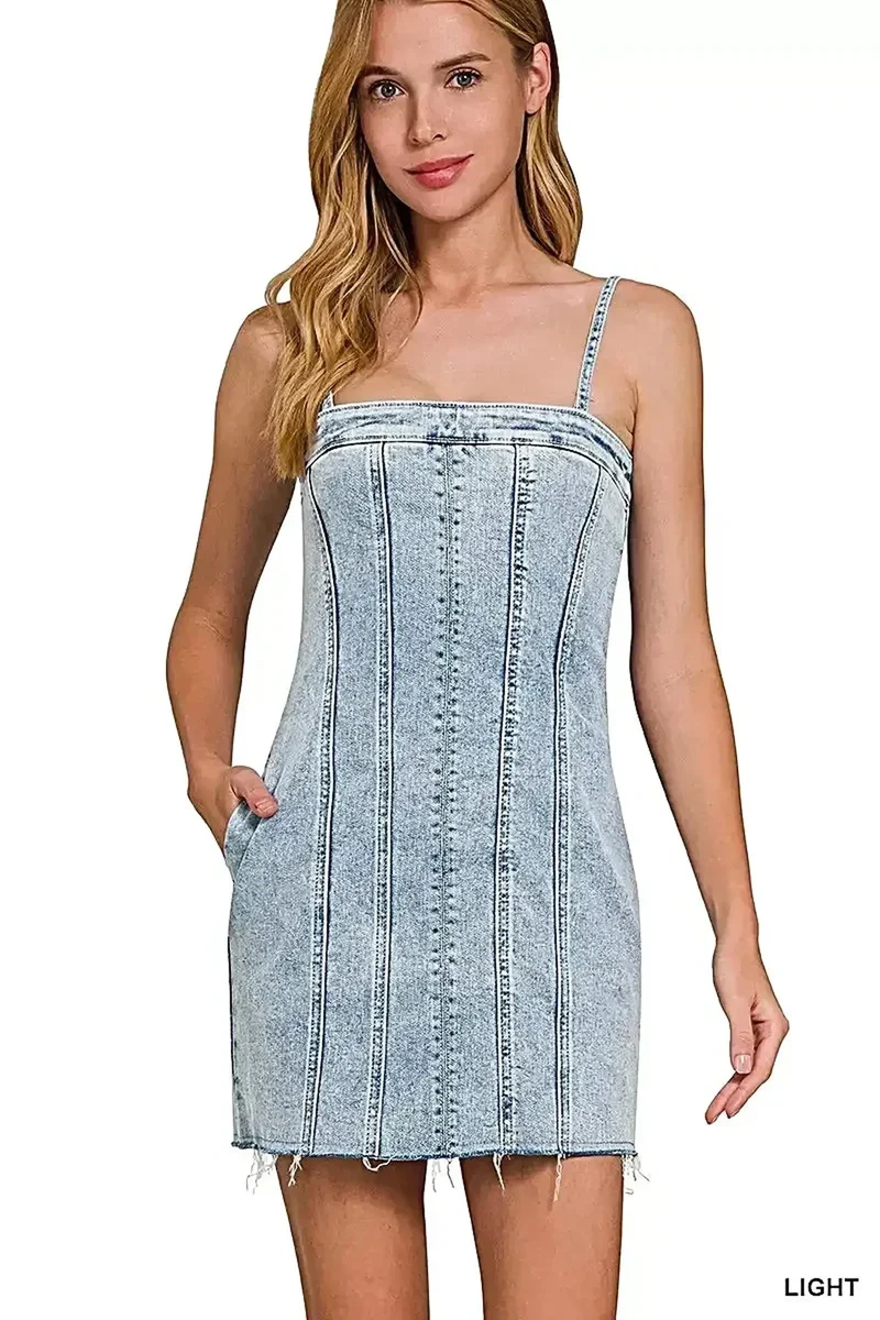 Trendy zomerjurk van Trendsi met lichte wassing, spaghettibandjes en zichtbare naden, en een modieuze onafgewerkte zoom.