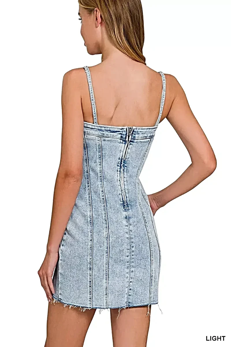 Trendy zomerjurk van Trendsi met lichte wassing, spaghettibandjes en zichtbare naden, en een modieuze onafgewerkte zoom.