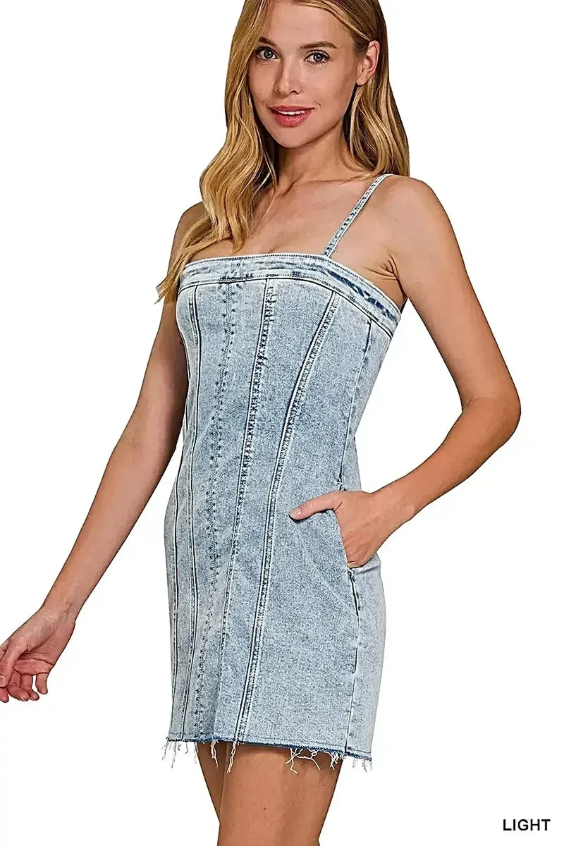 Trendy zomerjurk van Trendsi met lichte wassing, spaghettibandjes en zichtbare naden, en een modieuze onafgewerkte zoom.