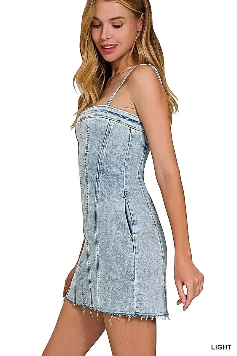 Trendy zomerjurk van Trendsi met lichte wassing, spaghettibandjes en zichtbare naden, en een modieuze onafgewerkte zoom.