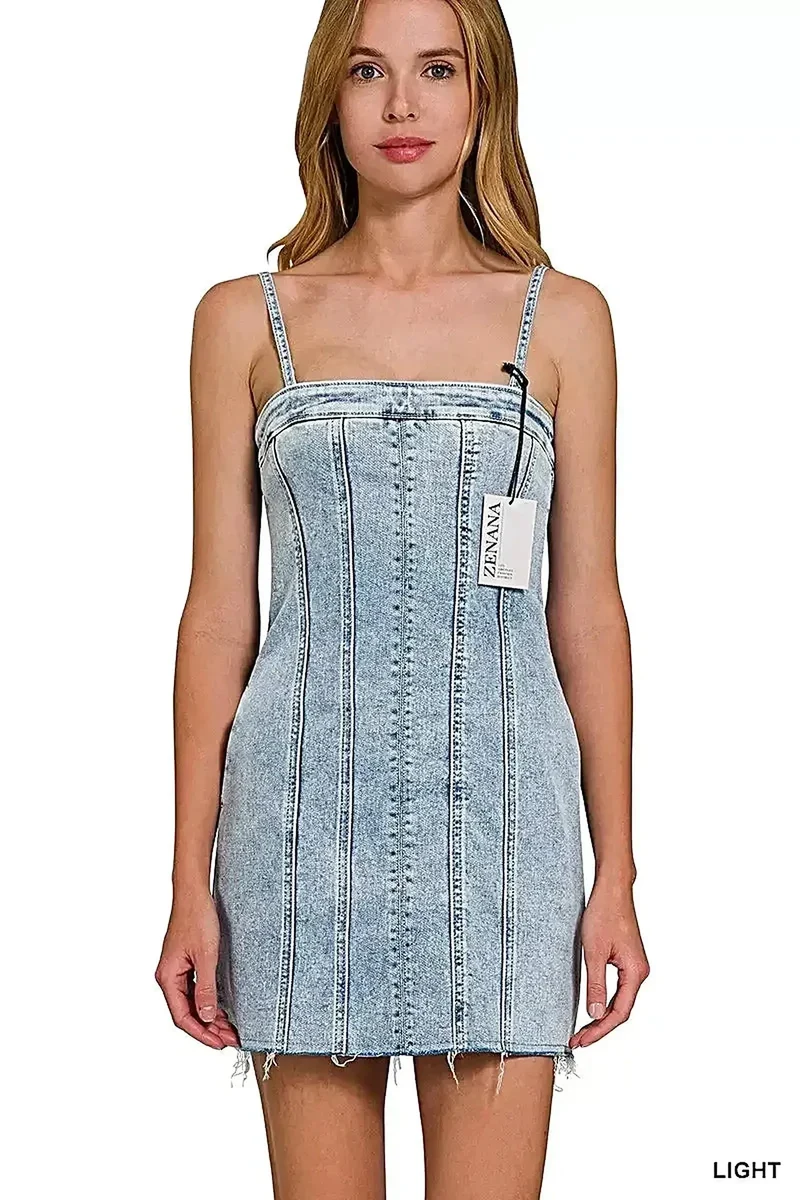 Trendy zomerjurk van Trendsi met lichte wassing, spaghettibandjes en zichtbare naden, en een modieuze onafgewerkte zoom.