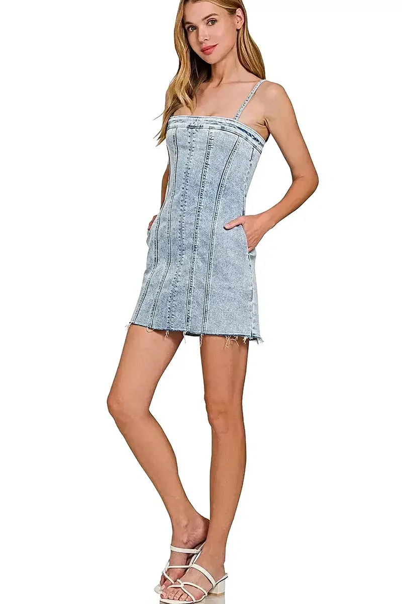 Trendy zomerjurk van Trendsi met lichte wassing, spaghettibandjes en zichtbare naden, en een modieuze onafgewerkte zoom.