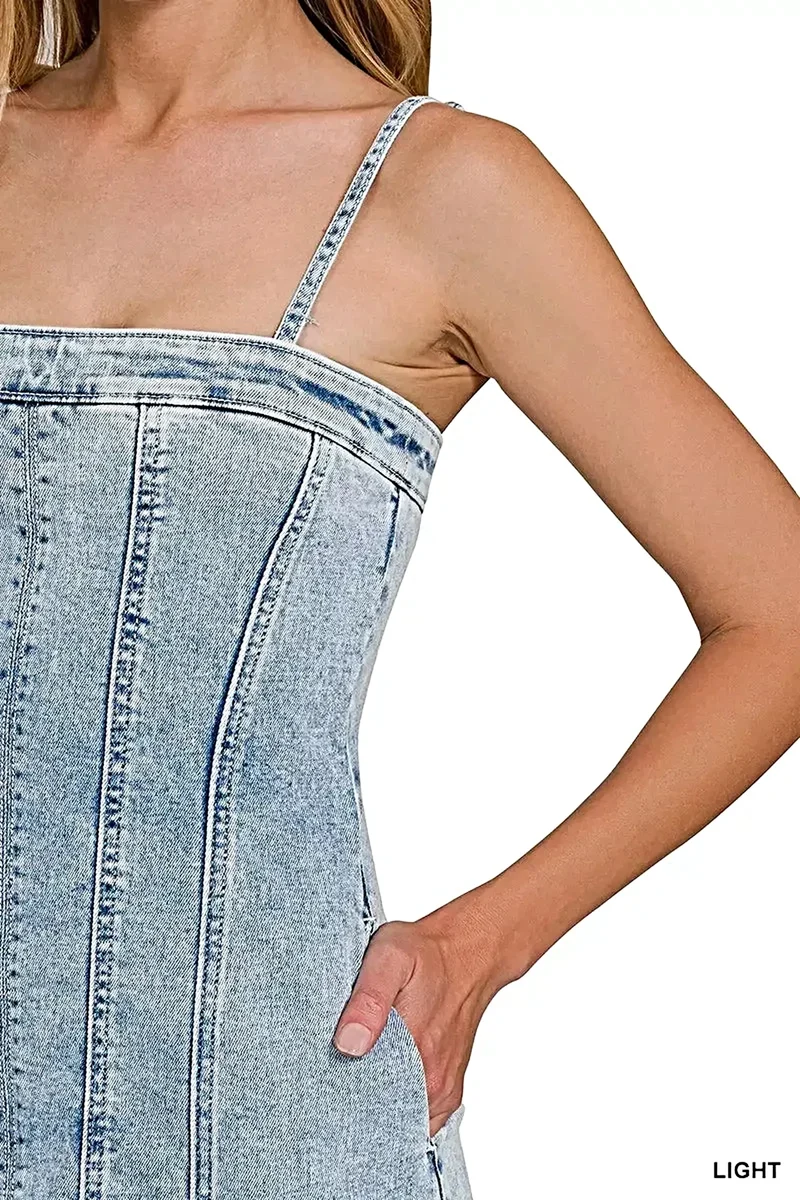Trendy zomerjurk van Trendsi met lichte wassing, spaghettibandjes en zichtbare naden, en een modieuze onafgewerkte zoom.