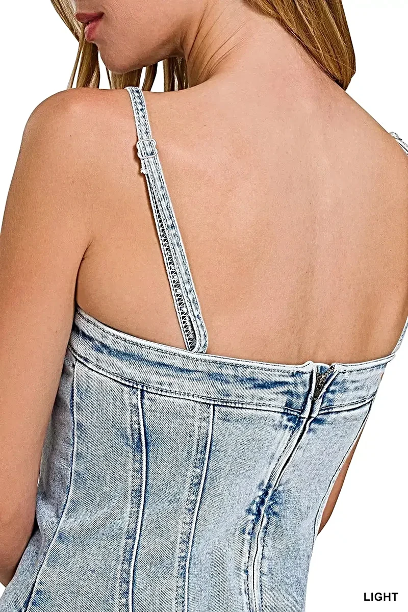 Trendy zomerjurk van Trendsi met lichte wassing, spaghettibandjes en zichtbare naden, en een modieuze onafgewerkte zoom.