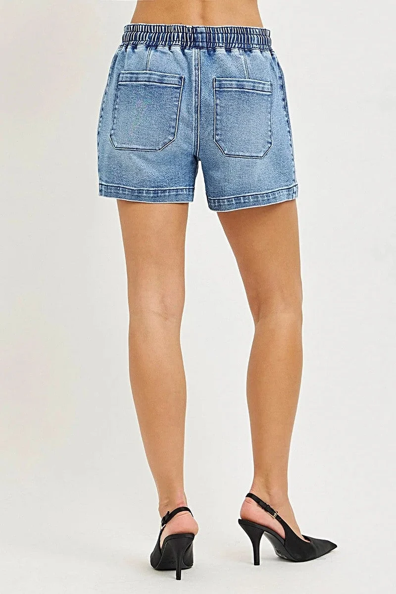 Trendy shorts met elastische tailleband en sterrenapplicaties voor stijlvol comfort.
