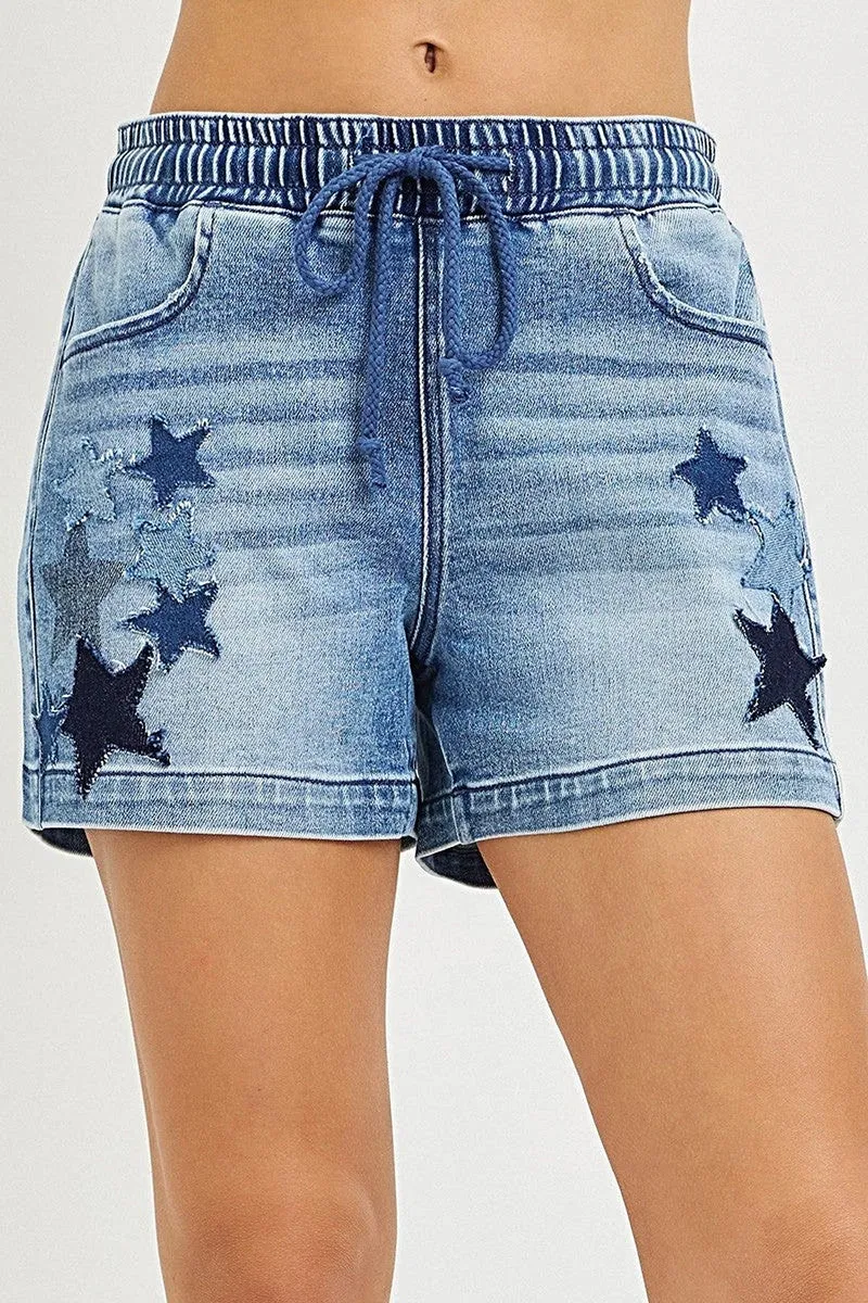 Trendy shorts met elastische tailleband en sterrenapplicaties voor stijlvol comfort.