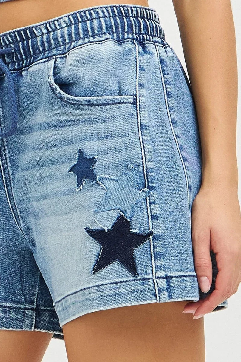 Trendy shorts met elastische tailleband en sterrenapplicaties voor stijlvol comfort.