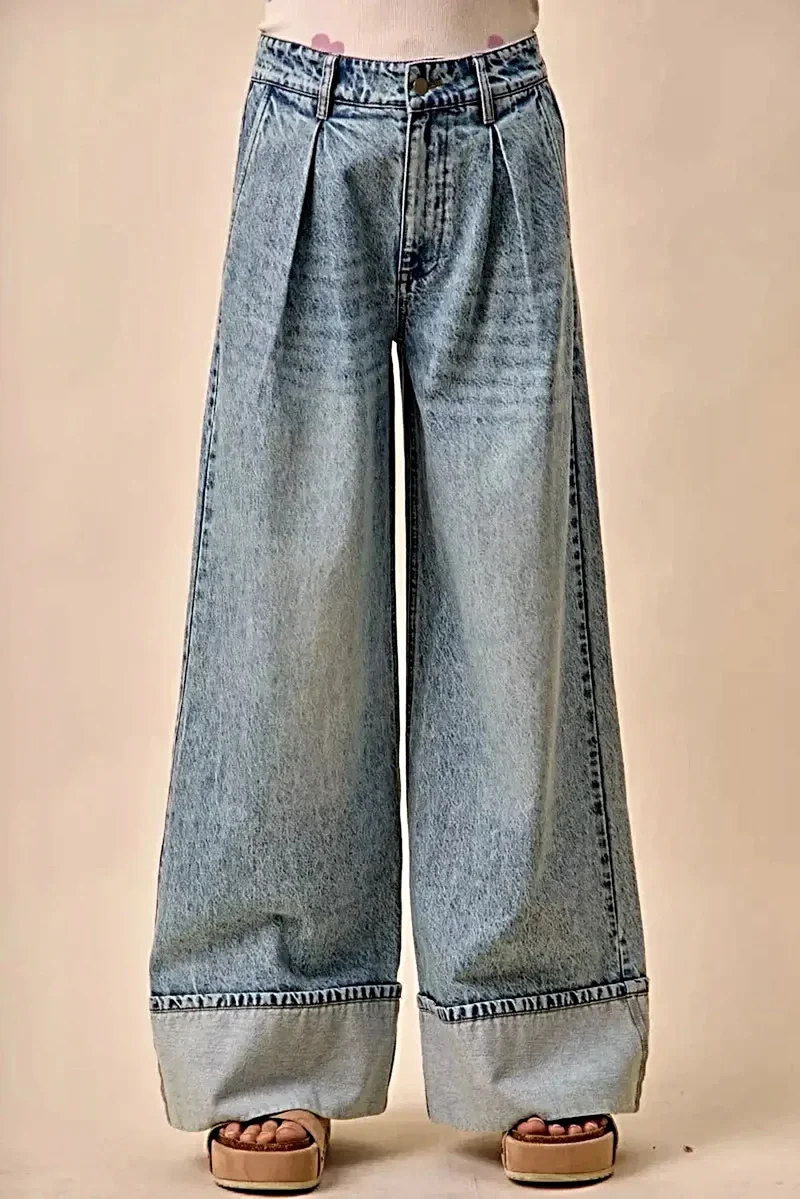 Elegante jeans met wijde pijpen en plooien - middelhoge taille, comfortabele pasvorm en tijdloze stijl.