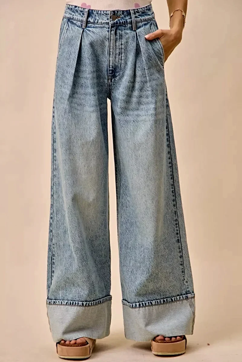Elegante jeans met wijde pijpen en plooien - middelhoge taille, comfortabele pasvorm en tijdloze stijl.