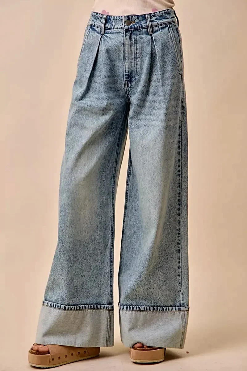Elegante jeans met wijde pijpen en plooien - middelhoge taille, comfortabele pasvorm en tijdloze stijl.