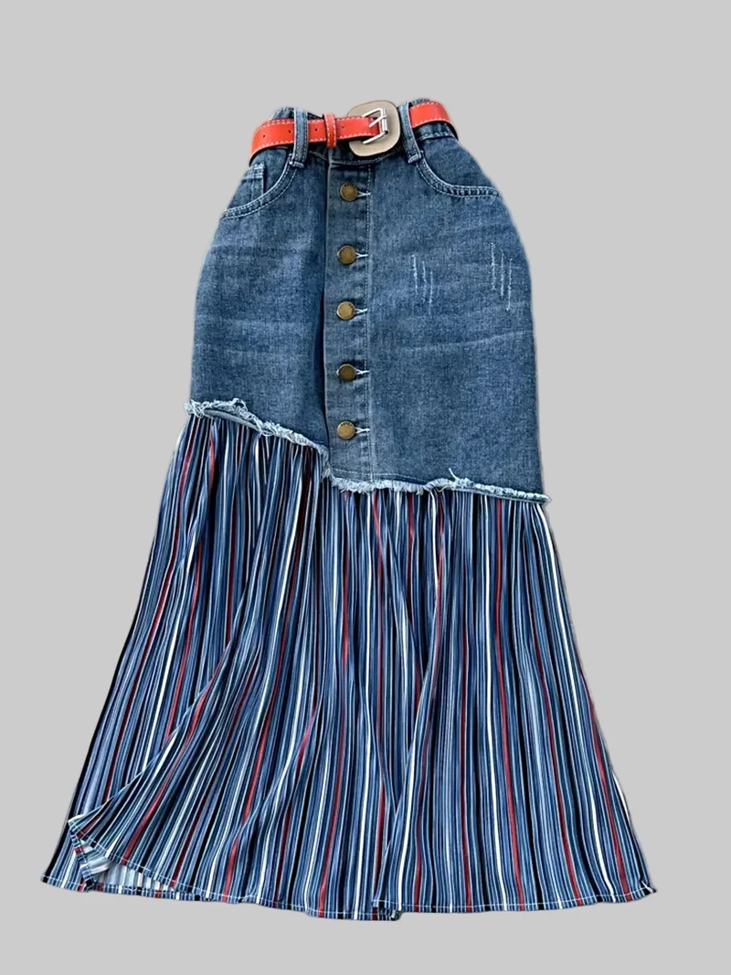 Gestreepte patchworkrok in grote maten met asymmetrisch design en onafgewerkte zoom voor een moeiteloze stijl.
