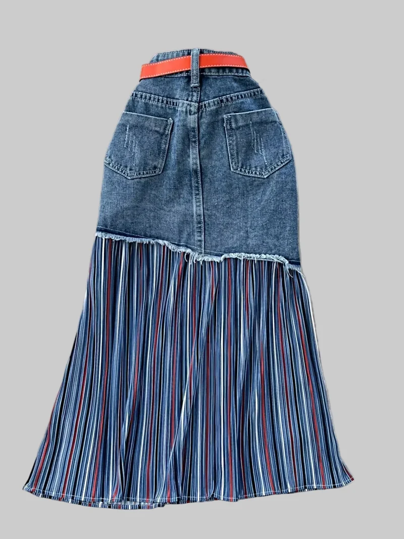 Gestreepte patchworkrok in grote maten met asymmetrisch design en onafgewerkte zoom voor een moeiteloze stijl.
