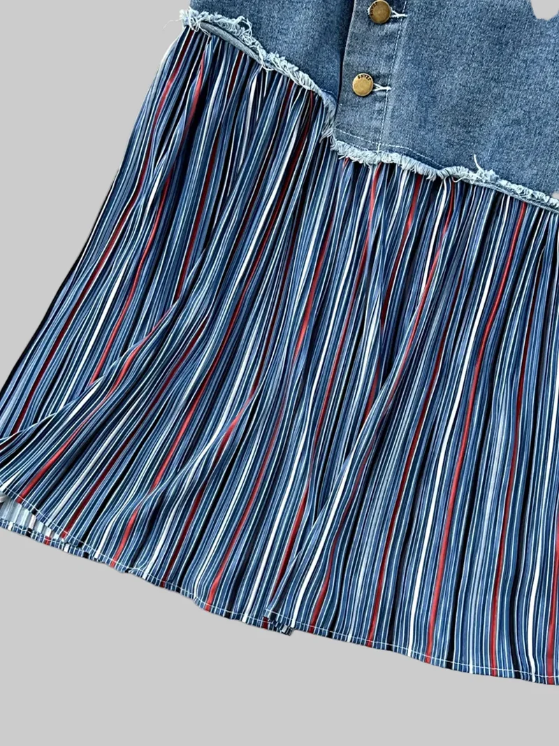 Gestreepte patchworkrok in grote maten met asymmetrisch design en onafgewerkte zoom voor een moeiteloze stijl.