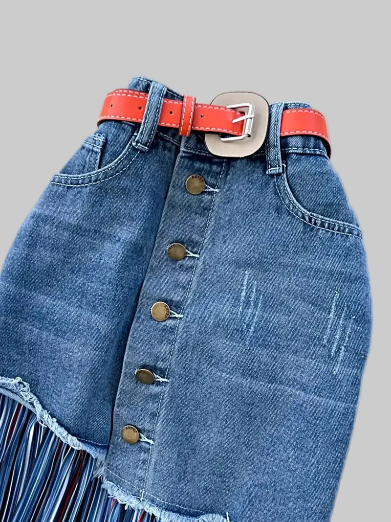 Gestreepte patchworkrok in grote maten met asymmetrisch design en onafgewerkte zoom voor een moeiteloze stijl.