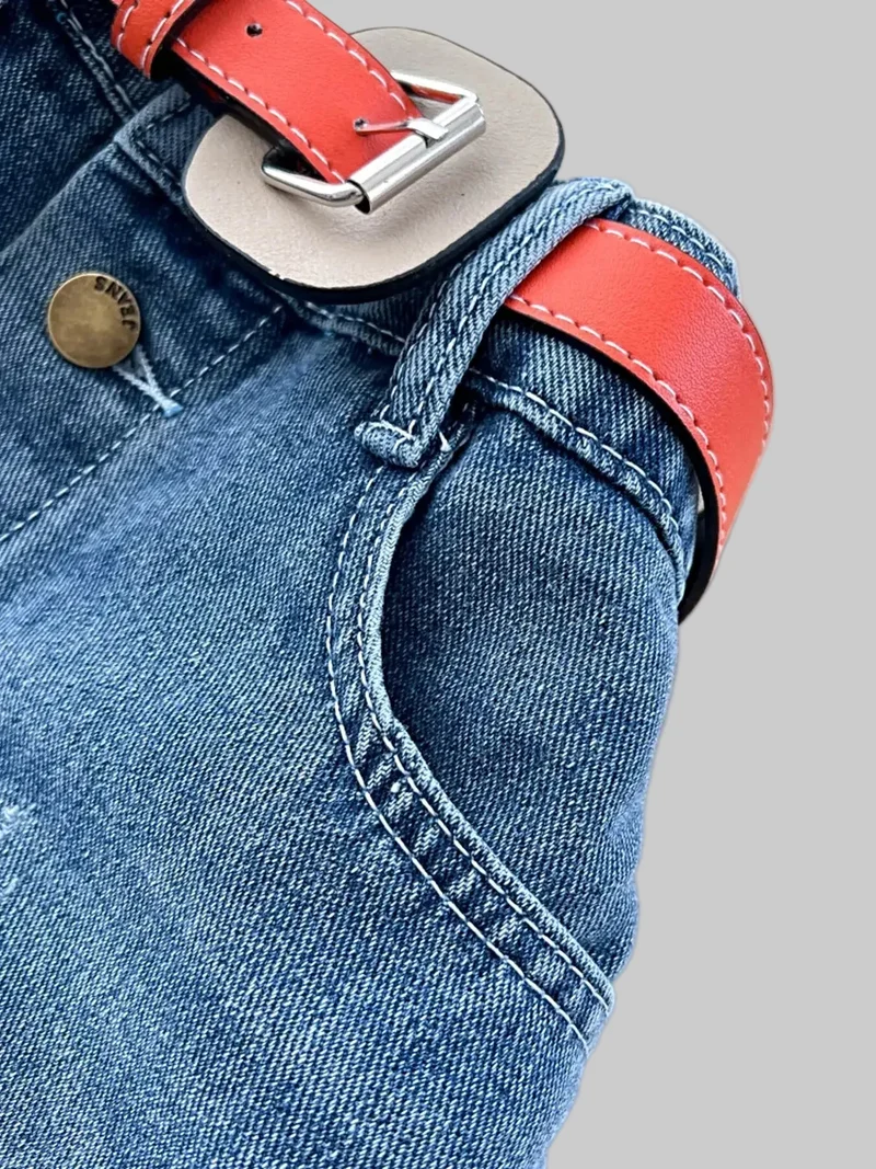 Gestreepte patchworkrok in grote maten met asymmetrisch design en onafgewerkte zoom voor een moeiteloze stijl.