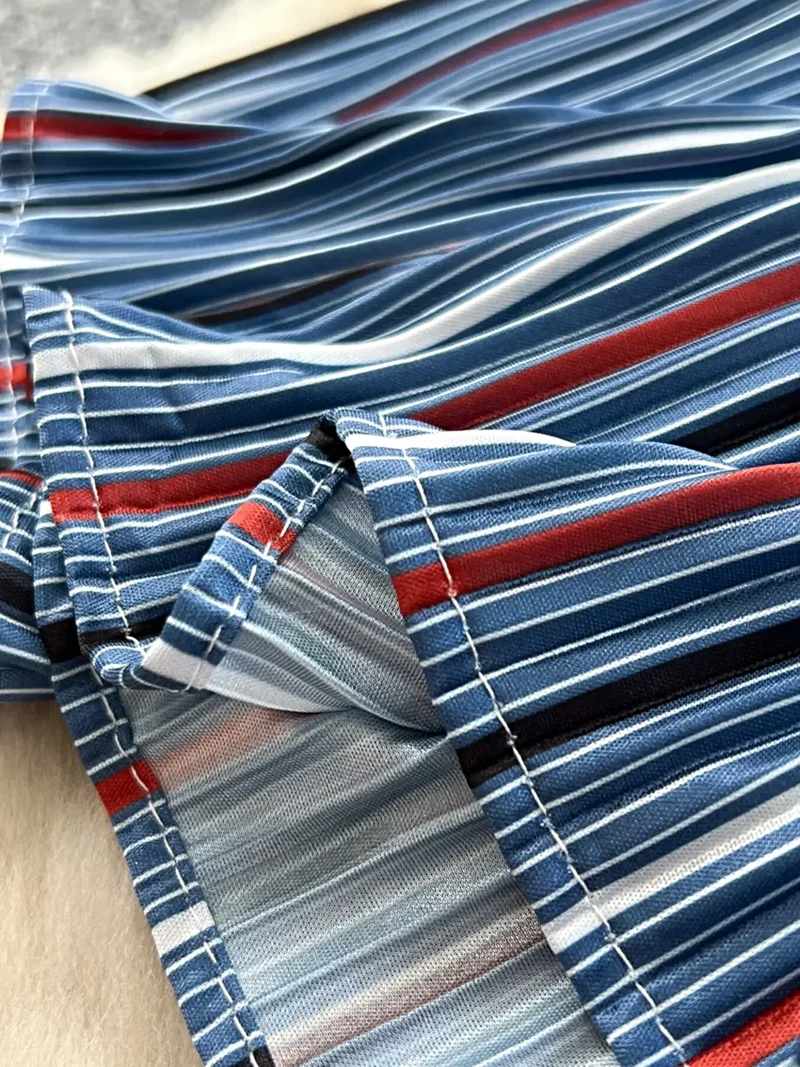 Gestreepte patchworkrok in grote maten met asymmetrisch design en onafgewerkte zoom voor een moeiteloze stijl.