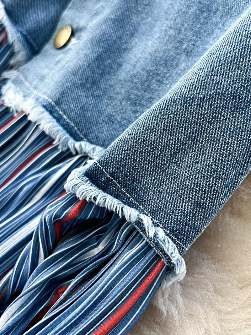 Gestreepte patchworkrok in grote maten met asymmetrisch design en onafgewerkte zoom voor een moeiteloze stijl.