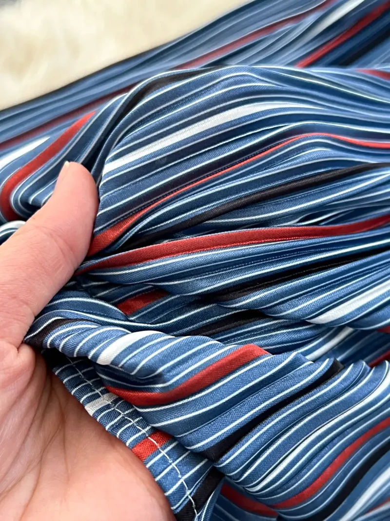 Gestreepte patchworkrok in grote maten met asymmetrisch design en onafgewerkte zoom voor een moeiteloze stijl.