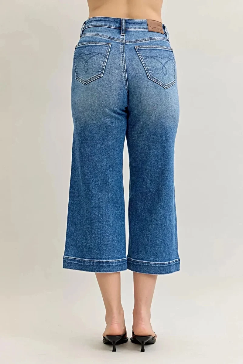 Judy Blue cropped jeans met middelhoge taille - Trendy model met wijde pijpen, zakken en comfortabele stretch.