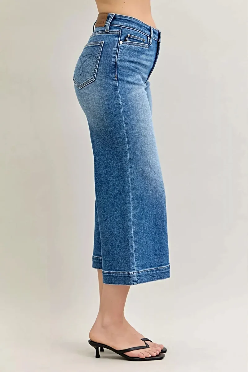 Judy Blue cropped jeans met middelhoge taille - Trendy model met wijde pijpen, zakken en comfortabele stretch.