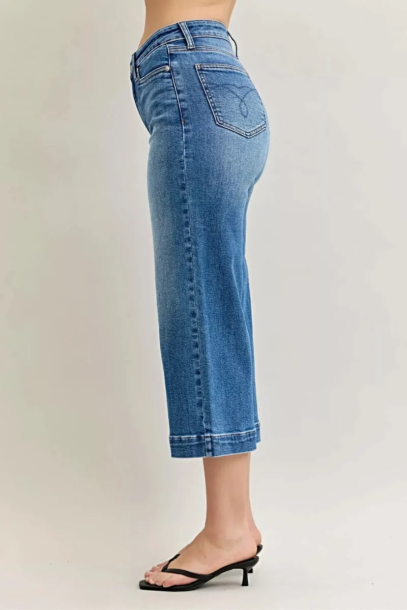 Judy Blue cropped jeans met middelhoge taille - Trendy model met wijde pijpen, zakken en comfortabele stretch.