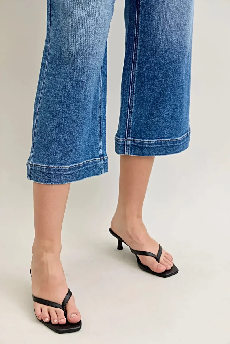 Judy Blue cropped jeans met middelhoge taille - Trendy model met wijde pijpen, zakken en comfortabele stretch.