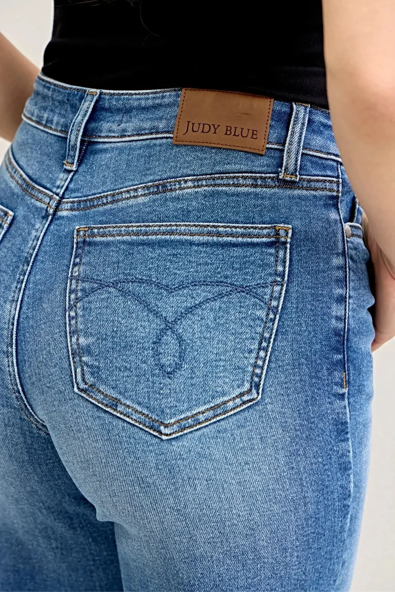 Judy Blue cropped jeans met middelhoge taille - Trendy model met wijde pijpen, zakken en comfortabele stretch.