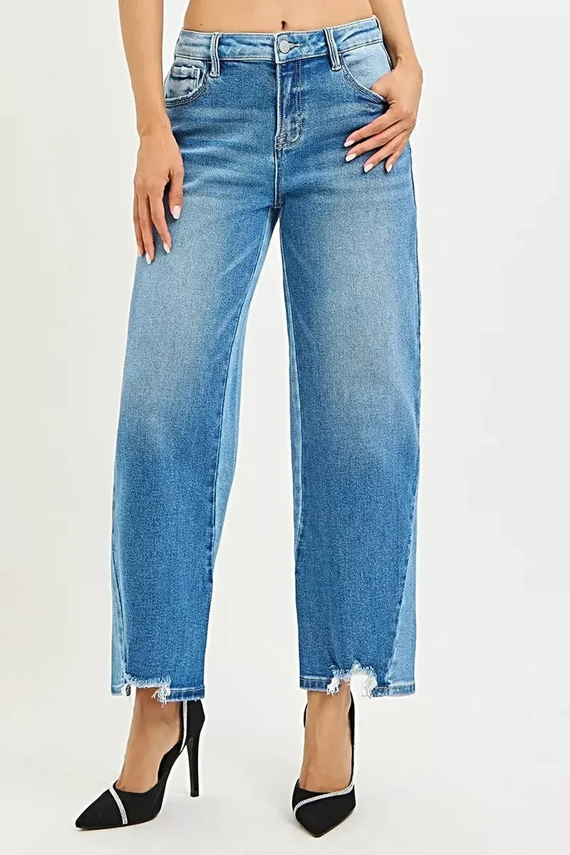 Trendy slouchy jeans in grote maten met contrasterende wassing en cropped lengte.