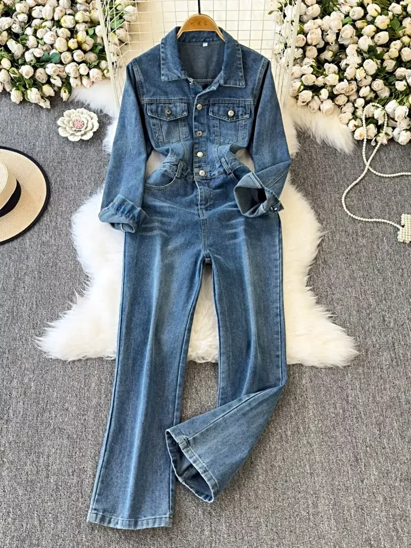 Stijlvolle denim jumpsuit met knoopsluiting aan de voorkant, zakken en een klassieke wijde pijp.