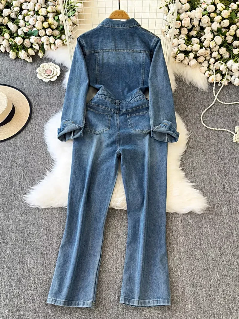 Stijlvolle denim jumpsuit met knoopsluiting aan de voorkant, zakken en een klassieke wijde pijp.