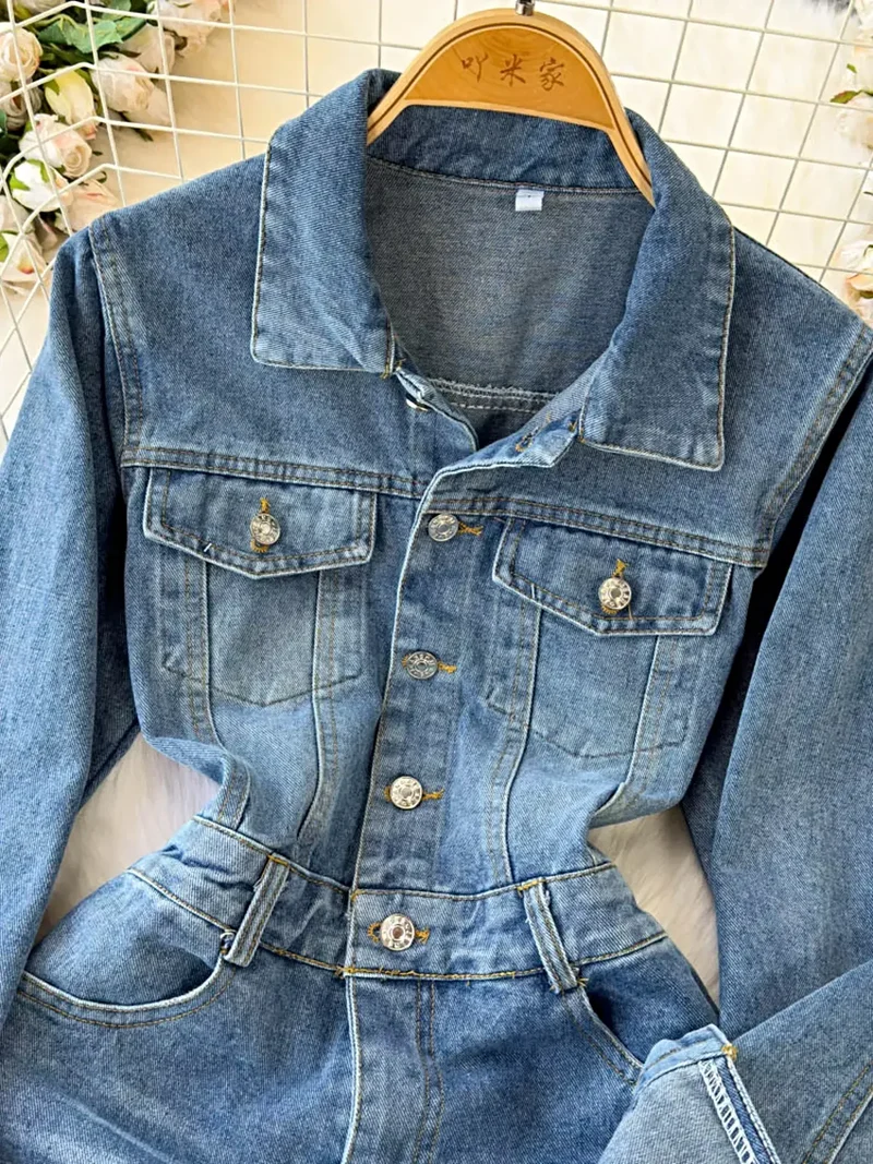 Stijlvolle denim jumpsuit met knoopsluiting aan de voorkant, zakken en een klassieke wijde pijp.