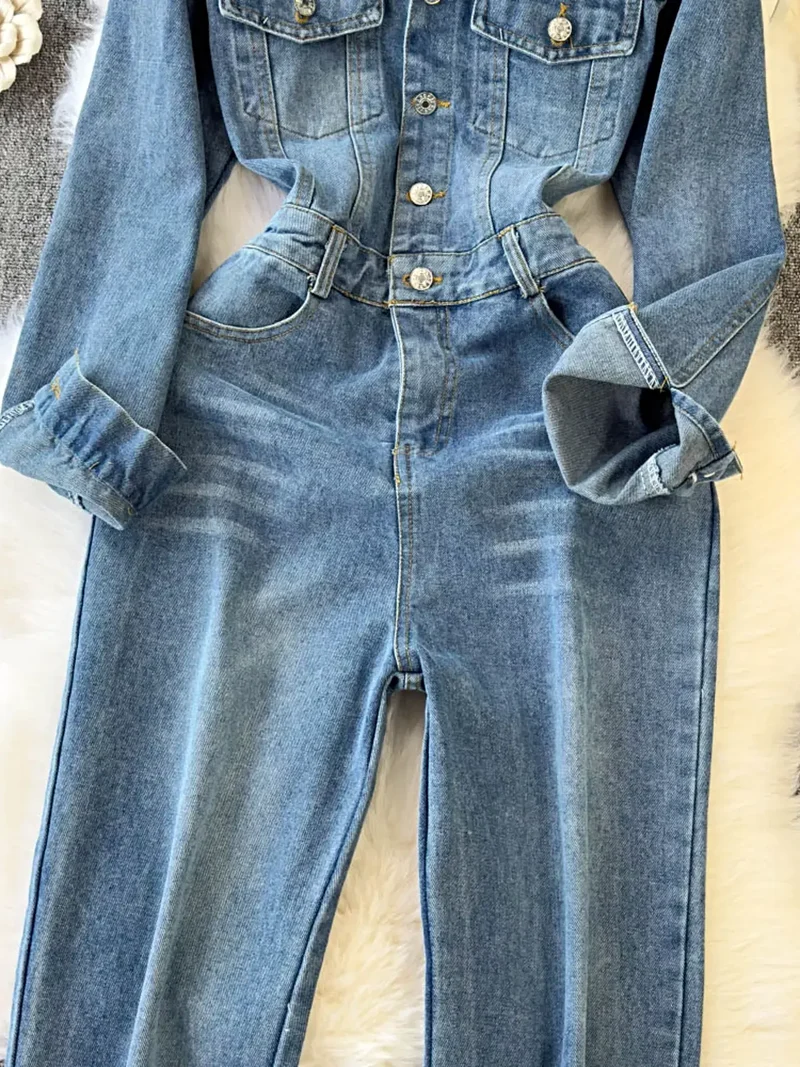 Stijlvolle denim jumpsuit met knoopsluiting aan de voorkant, zakken en een klassieke wijde pijp.