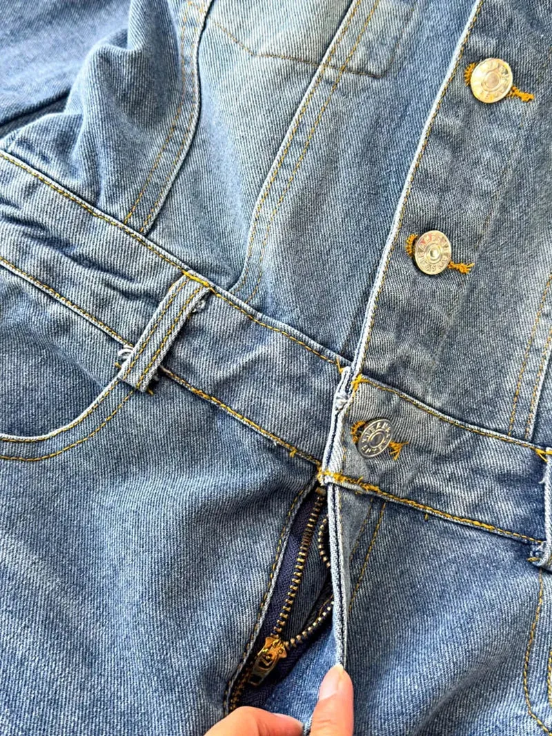 Stijlvolle denim jumpsuit met knoopsluiting aan de voorkant, zakken en een klassieke wijde pijp.