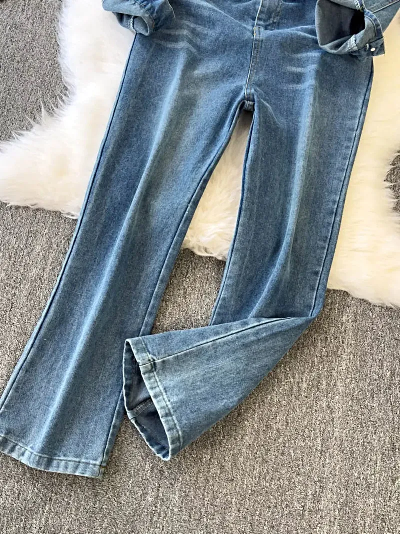 Stijlvolle denim jumpsuit met knoopsluiting aan de voorkant, zakken en een klassieke wijde pijp.