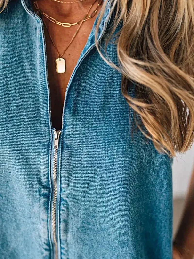 Luxe mouwloze denim jumpsuit met rits en zakken - perfect voor een moeiteloze stijl.