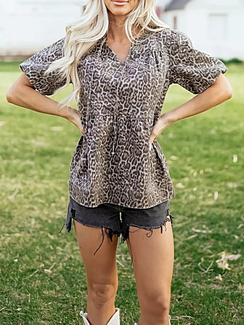 Stijlvolle top met luipaardprint en ruches aan de zoom - Gemaakt van denimstof voor een moeiteloos chique look.