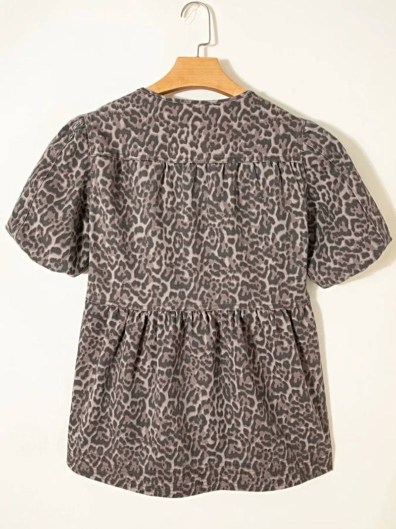 Stijlvolle top met luipaardprint en ruches aan de zoom - Gemaakt van denimstof voor een moeiteloos chique look.