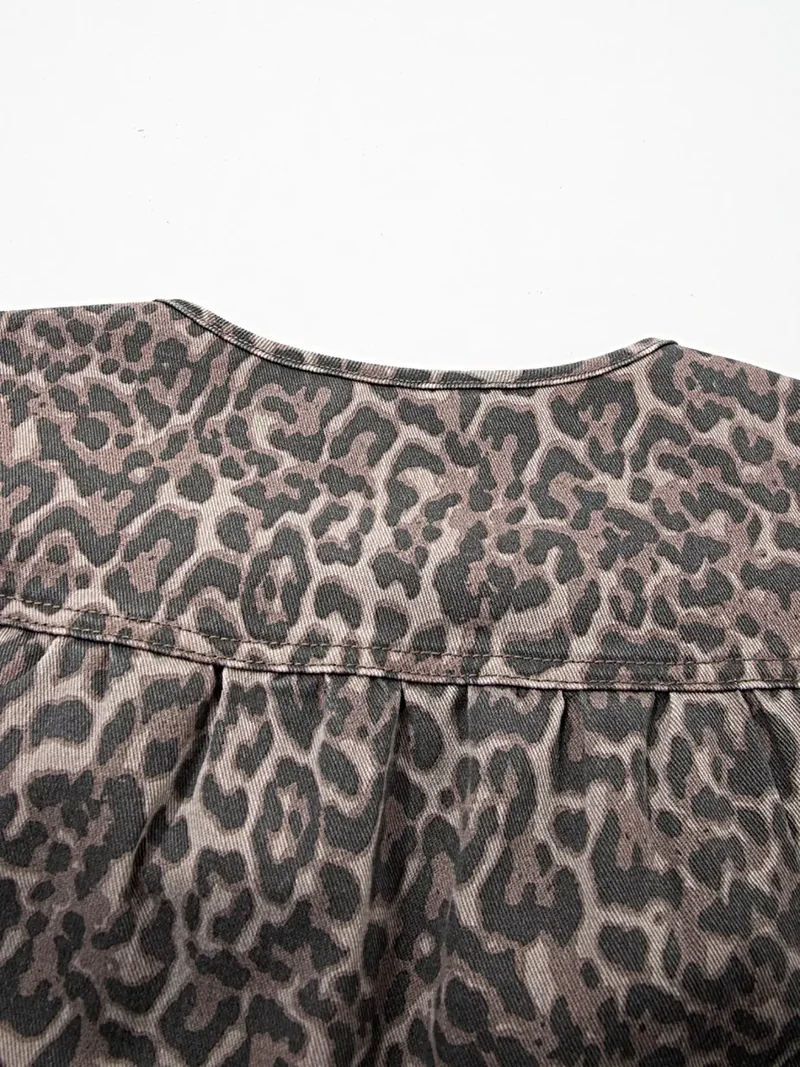 Stijlvolle top met luipaardprint en ruches aan de zoom - Gemaakt van denimstof voor een moeiteloos chique look.