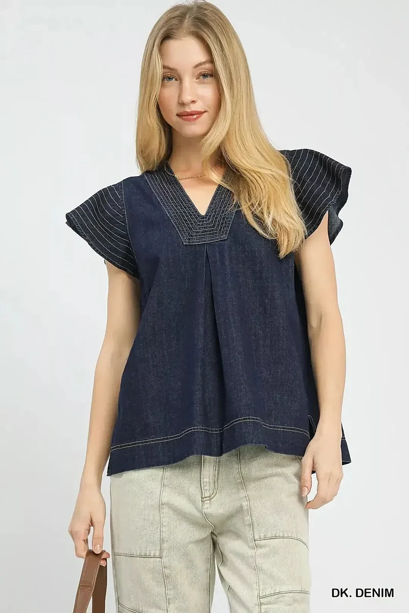 Umgee top van 100% katoenen denim met korte mouwen, een split in de V-hals en verfijnde, op maat gemaakte details.