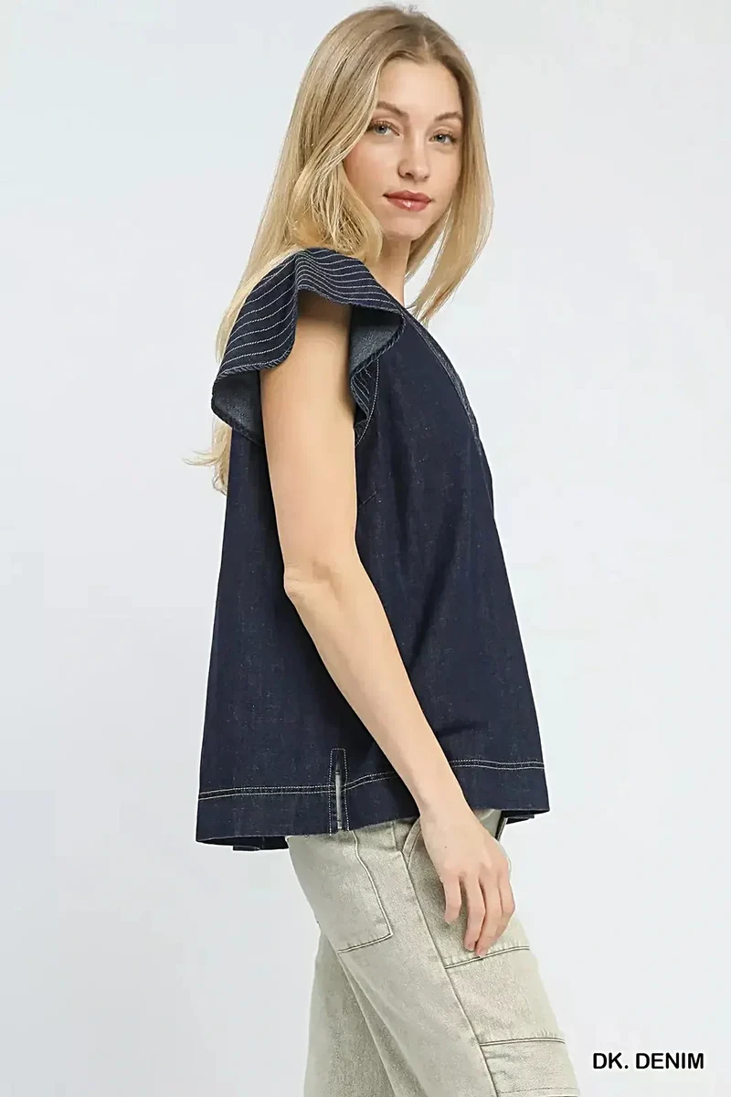 Umgee top van 100% katoenen denim met korte mouwen, een split in de V-hals en verfijnde, op maat gemaakte details.