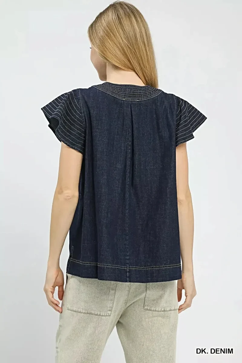 Umgee top van 100% katoenen denim met korte mouwen, een split in de V-hals en verfijnde, op maat gemaakte details.