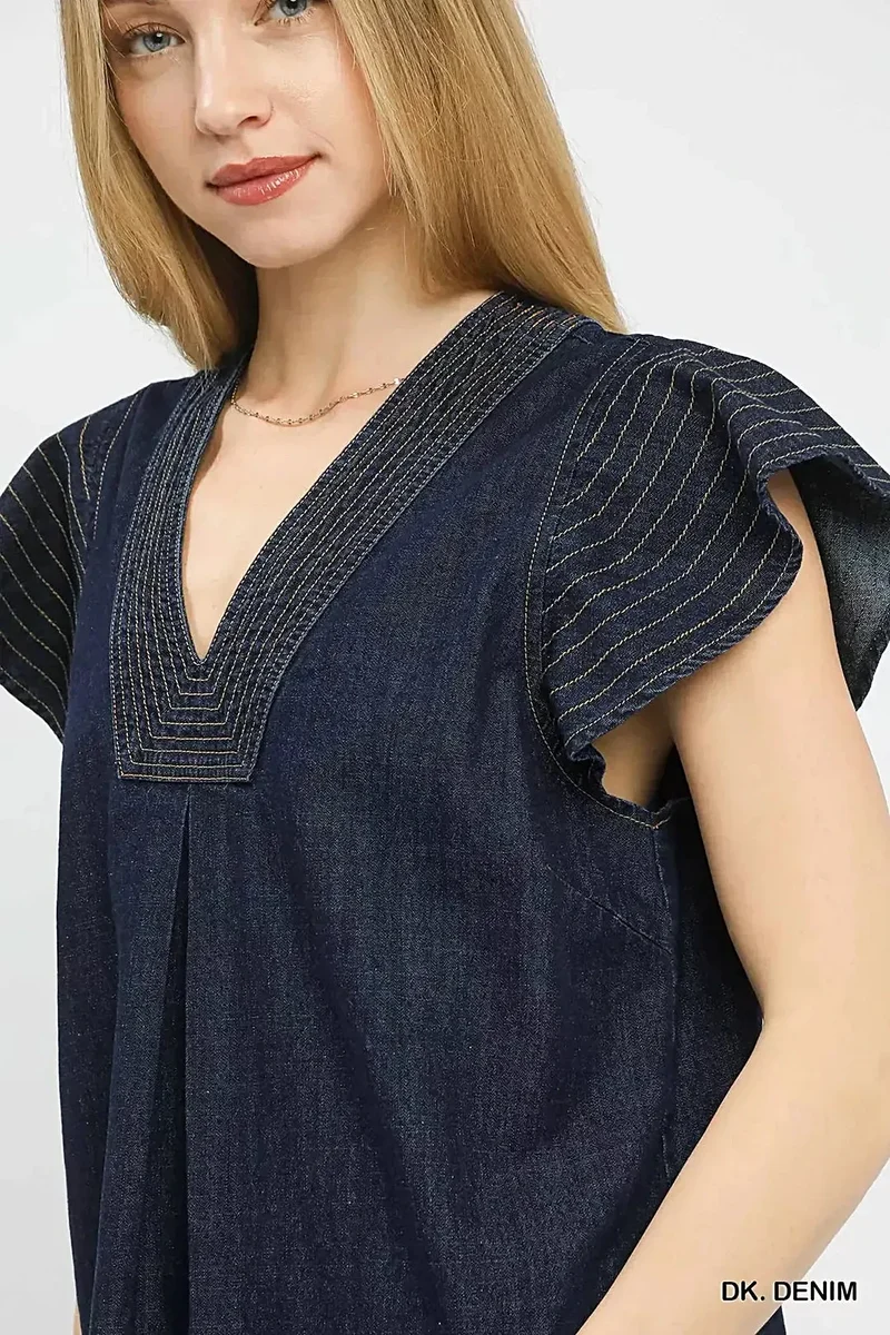 Umgee top van 100% katoenen denim met korte mouwen, een split in de V-hals en verfijnde, op maat gemaakte details.