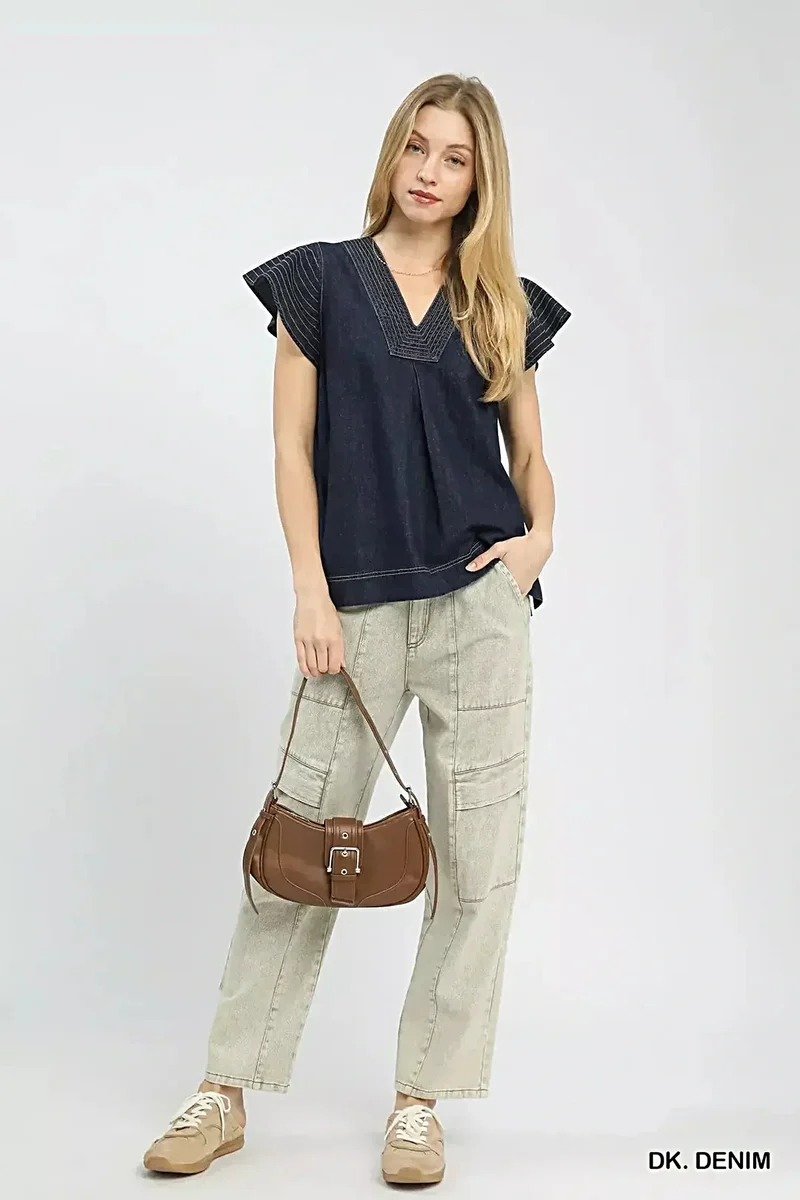 Umgee top van 100% katoenen denim met korte mouwen, een split in de V-hals en verfijnde, op maat gemaakte details.