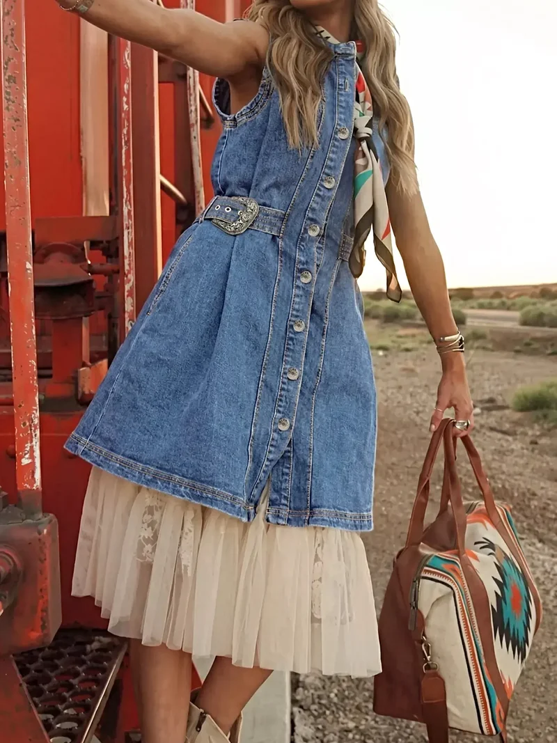 Stijlvolle mouwloze denim jurk met riem en knoopjes - casual chic voor elke gelegenheid