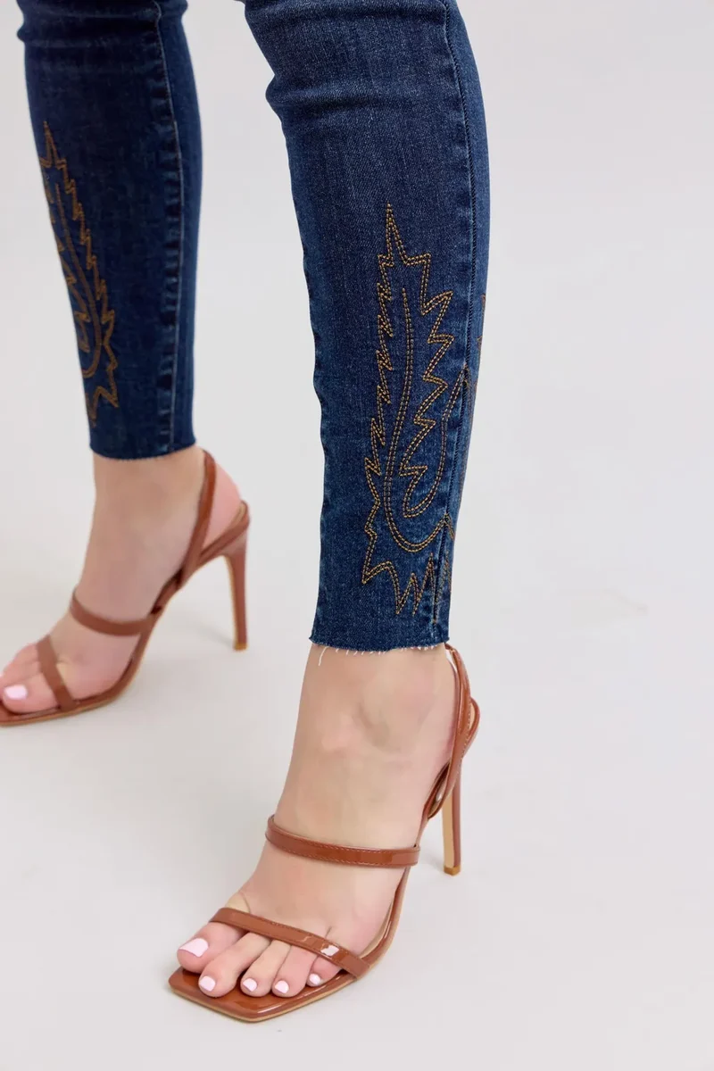 Judy Blue Full Size Geborduurde High Rise Skinny Jeans Plus Size