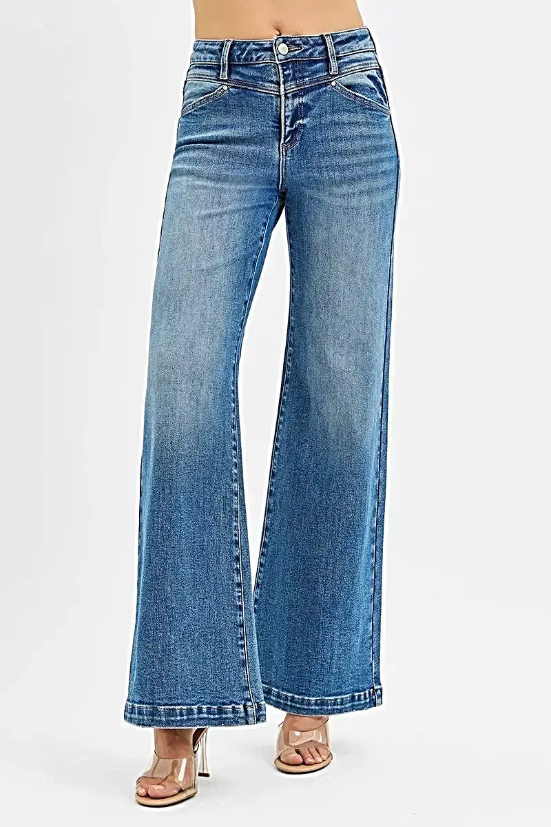 Trendy jeans met hoge taille en wijde pijpen, een voorpand met schouderstuk en charmante hartvormige achterzakken.