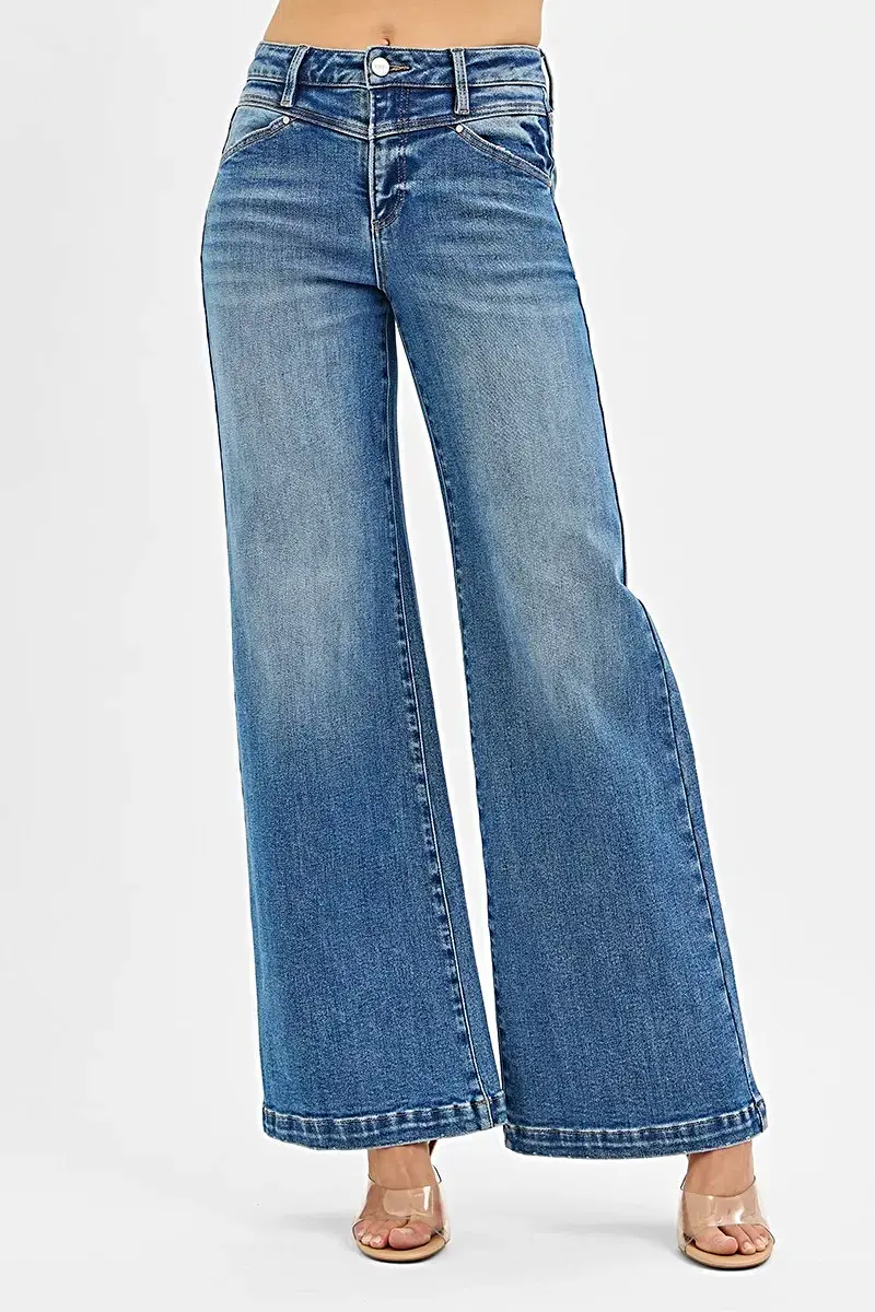 Trendy jeans met hoge taille en wijde pijpen, een voorpand met schouderstuk en charmante hartvormige achterzakken.